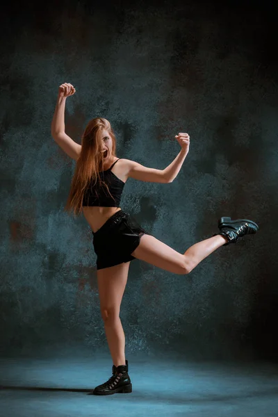 Привлекательная девушка танцует тверк в студии — стоковое фото