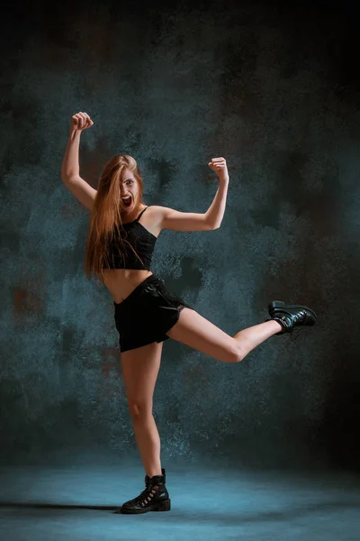 Vonzó lány tánc twerk, a stúdióban — Stock Fotó
