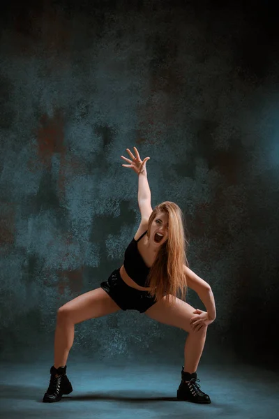 Atraktivní dívka tanec twerk v ateliéru — Stock fotografie
