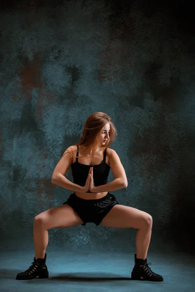 Attractive girl dancing twerk in the studio — Stock Photo, Image