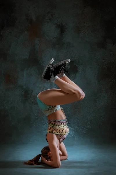 Menina atraente dançando twerk no estúdio — Fotografia de Stock