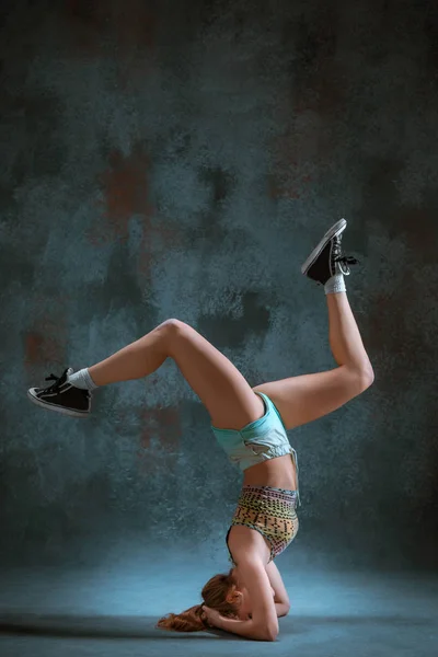 Atractiva chica bailando twerk en el estudio —  Fotos de Stock