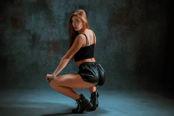 Привлекательная девушка танцует тверк в студии — стоковое фото