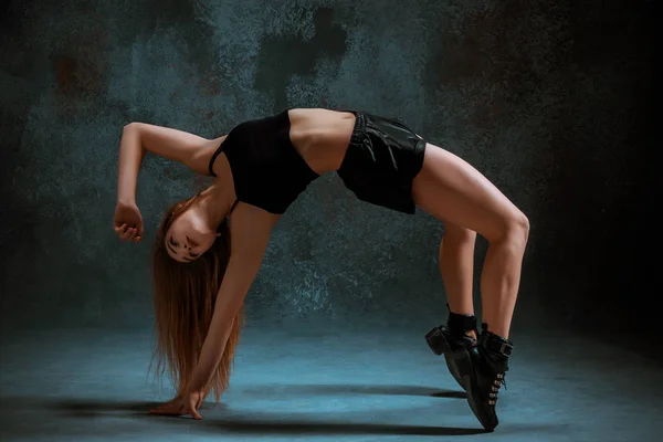 Atractiva chica bailando twerk en el estudio —  Fotos de Stock