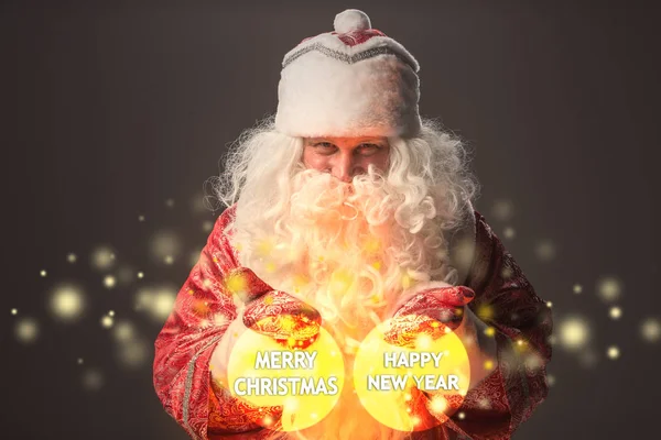 Papai Noel feliz olhando para a câmera — Fotografia de Stock