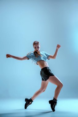 Çekici kız twerk stüdyoda dans
