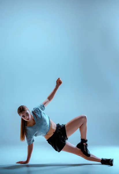 Atraktivní dívka tanec twerk v ateliéru — Stock fotografie