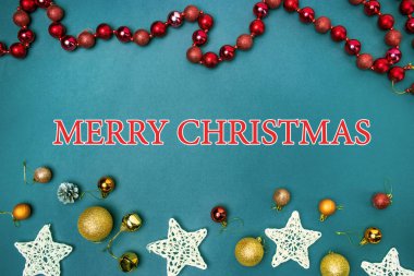 Mavi arka plan üzerinde Noel süsleri