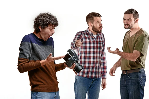 Freunde mit Kamera auf Weiß — Stockfoto