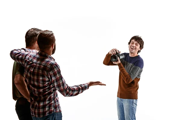 Amigos con cámara en blanco — Foto de Stock