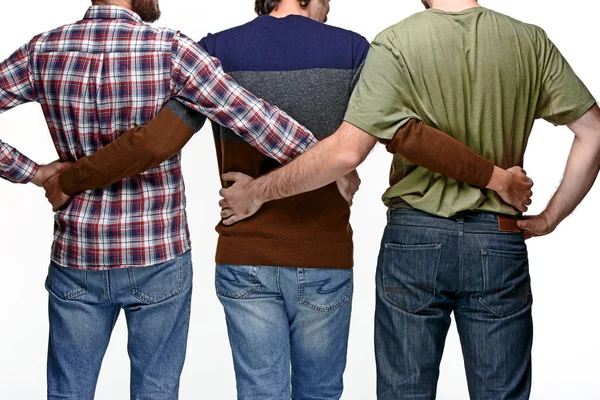 Amis unis des hommes d'affaires debout dans embrasser en arrière-plan — Photo