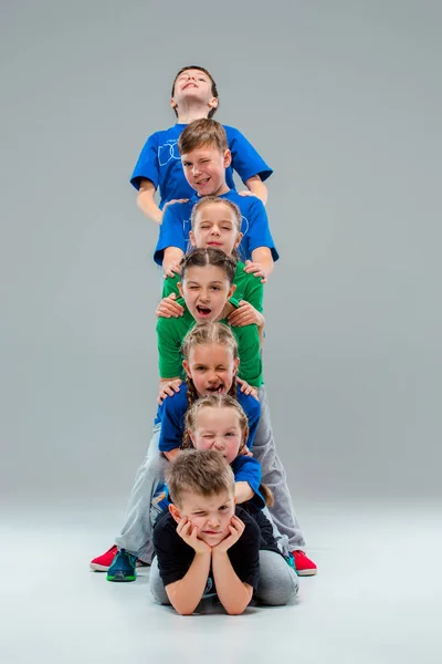 Los niños bailan escuela, ballet, hiphop, street, funky y bailarines modernos —  Fotos de Stock