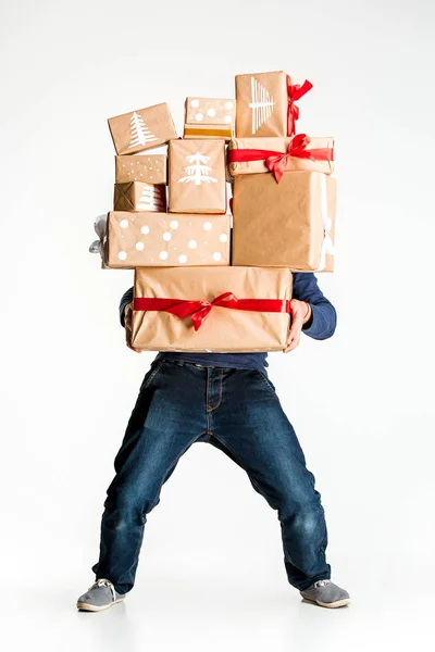 Cajas de regalo en manos de un joven — Foto de Stock