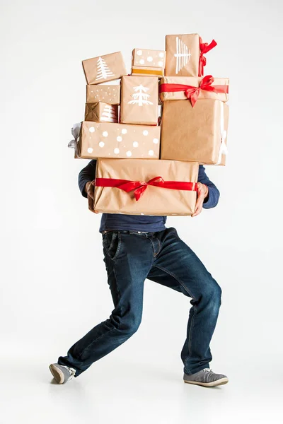 Cajas de regalo en manos de un joven — Foto de Stock
