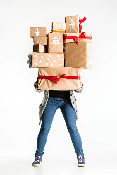 Geschenkboxen in den Händen einer jungen Frau — Stockfoto