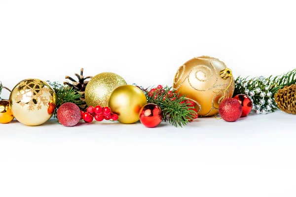 Goldene Weihnachtskugeln auf weißem Grund — Stockfoto