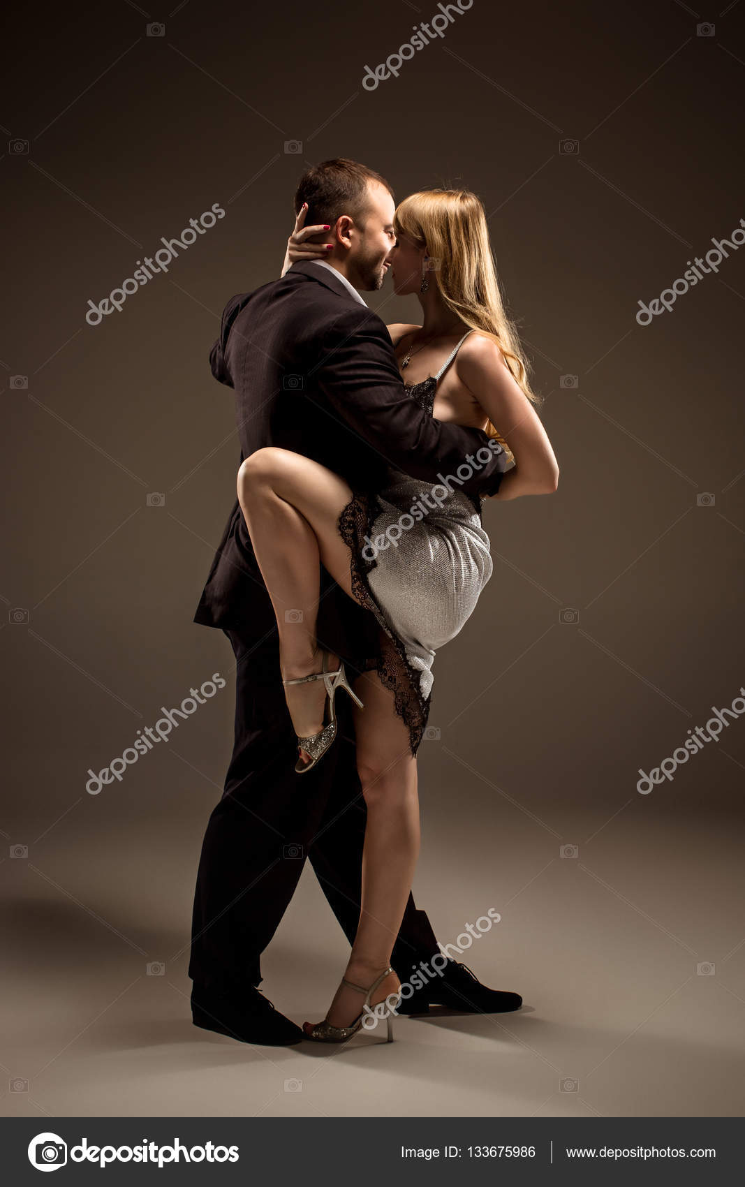 группа pussycat. певица рианна трусы. мария черепанова тверк. три девушки в танце. две девушки танцуют.