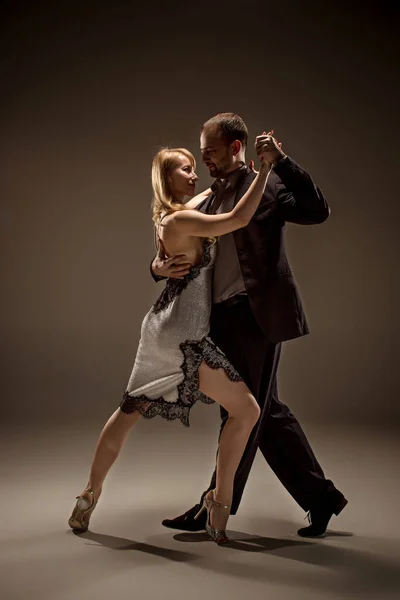 De man en de vrouw Argentijnse tango dansen — Stockfoto