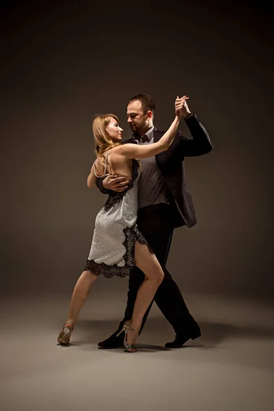 Мужчина и женщина танцуют аргентинское танго — стоковое фото