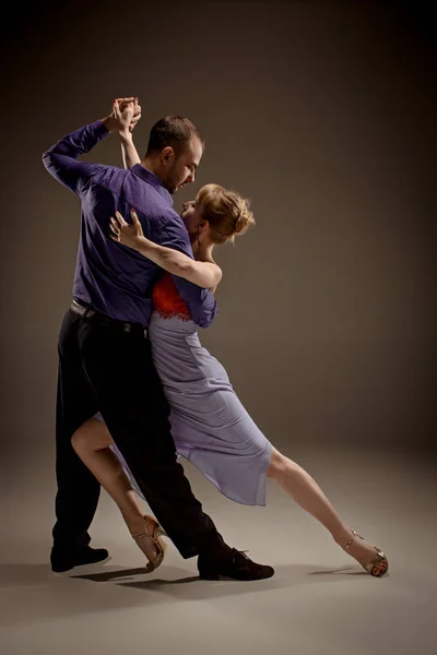 L'uomo e la donna che ballano il tango argentino — Foto Stock