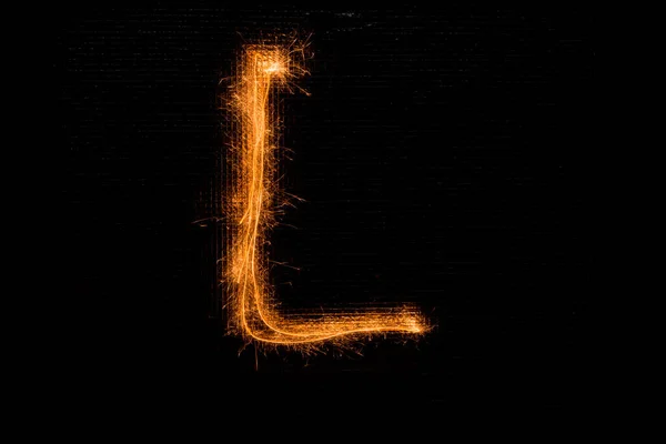 Huruf L yang terbuat dari kembang api di atas hitam — Stok Foto