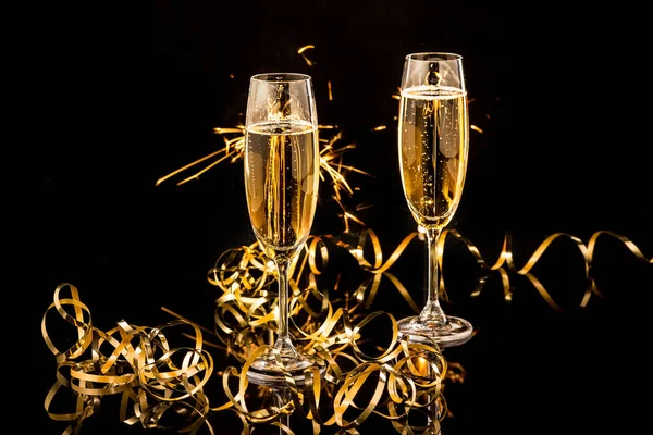 Vasos con champán contra luces navideñas —  Fotos de Stock
