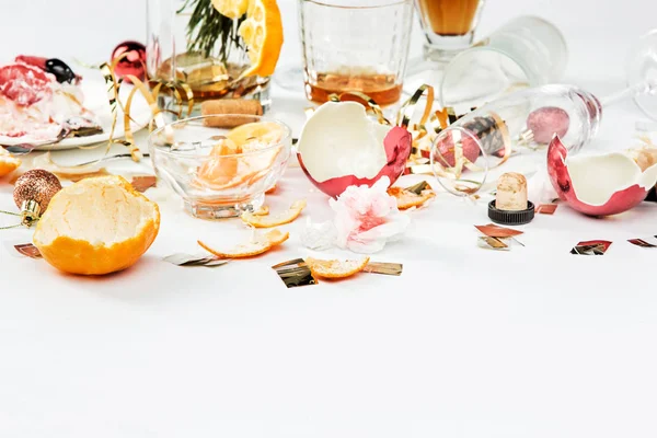 La mañana después del día de Navidad, mesa con alcohol y sobras — Foto de Stock
