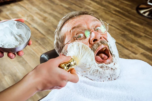 Le coiffeur senior en visite chez le coiffeur chez le coiffeur . — Photo