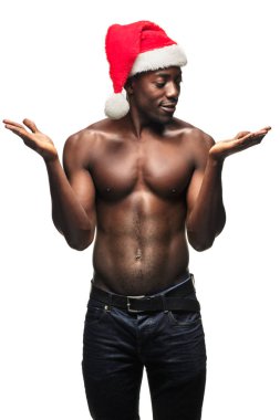 Kas siyah gömleksiz genç adam Santa Claus şapka