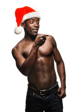 Kas siyah gömleksiz genç adam Santa Claus şapka