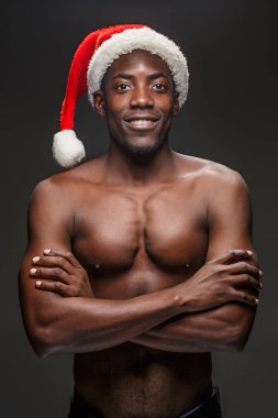 Kas siyah gömleksiz genç adam Santa Claus şapka