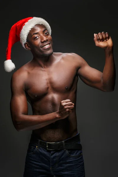 Musculoso negro sin camisa joven en Santa Claus sombrero — Foto de Stock