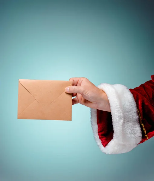 Hand in Santa Claus kostuum houdt de envelop — Stockfoto