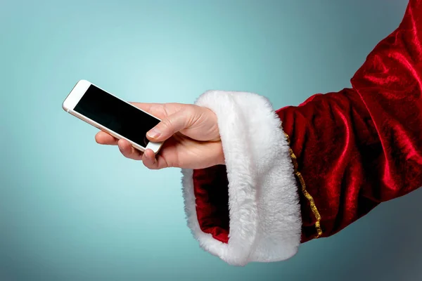 Santa Claus sostiene el teléfono inteligente móvil listo para Navidad — Foto de Stock