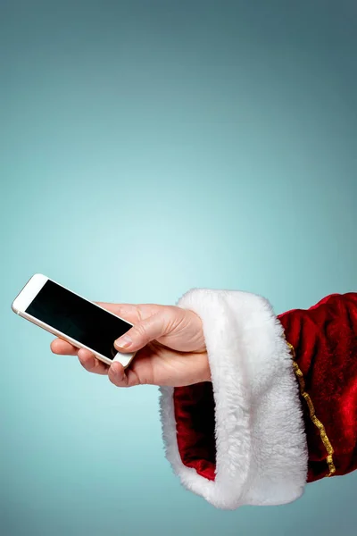 Santa Claus sostiene el teléfono inteligente móvil listo para Navidad — Foto de Stock