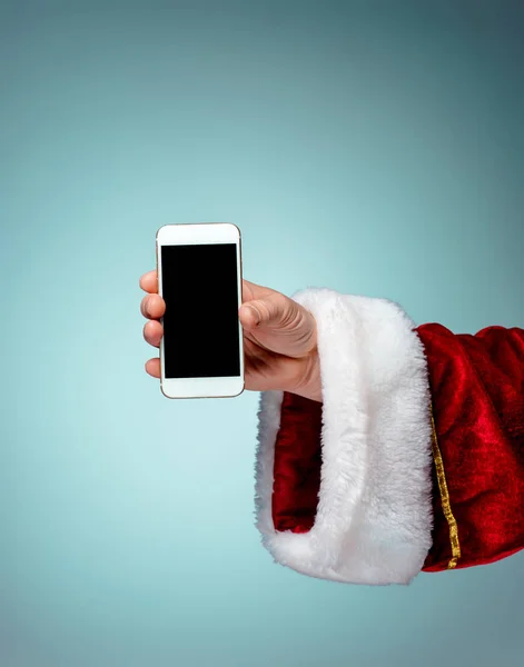 Santa Claus sostiene el teléfono inteligente móvil listo para Navidad — Foto de Stock