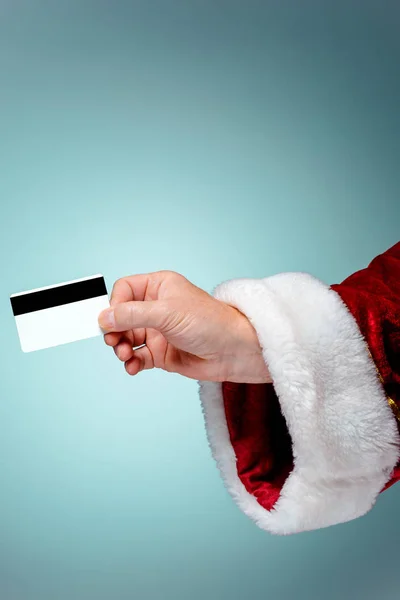 Santa Claus hand met een credit card — Stockfoto