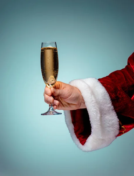 Santa Holding Champagne vino sobre azul —  Fotos de Stock