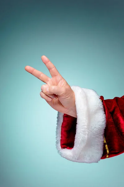 Weihnachtsmann-Hand zeigt Zeichen Sieg mit erhobenem Daumen — Stockfoto