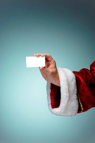 Foto van Santa Claus hand met een visitekaartje — Stockfoto