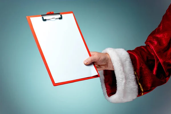 Foto de Santa Claus mano con una tableta de negocios — Foto de Stock