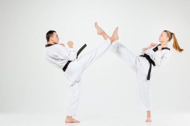 Karate kız ve erkek siyah bantlar ile