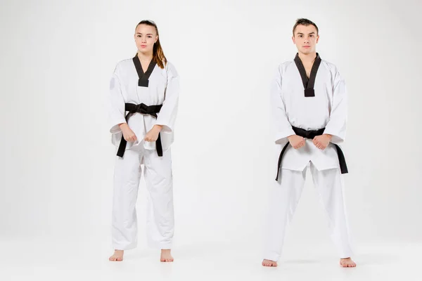 La chica karate y el niño con cinturones negros — Foto de Stock
