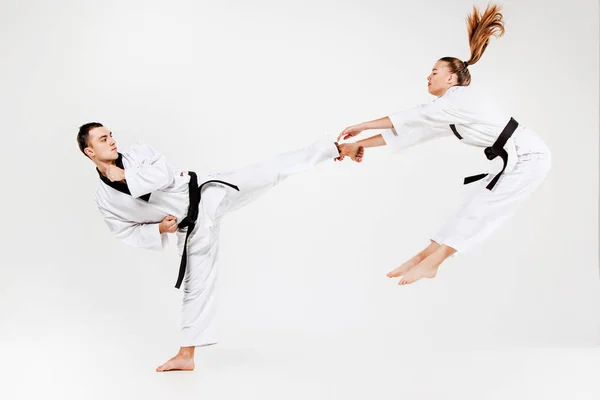 La chica karate y el niño con cinturones negros —  Fotos de Stock