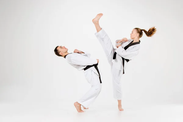 De karate meisje en jongen met zwarte gordels — Stockfoto