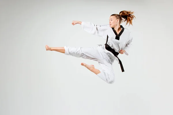 Das Karate-Mädchen mit schwarzem Gürtel — Stockfoto