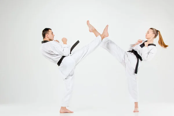 La ragazza karate e ragazzo con cinture nere — Foto Stock