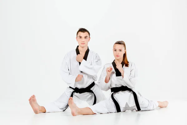 Karate dívka a chlapec s černé pásy — Stock fotografie