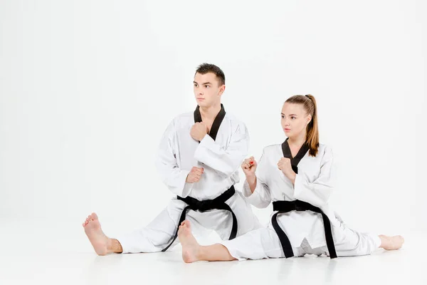 De karate meisje en jongen met zwarte gordels — Stockfoto