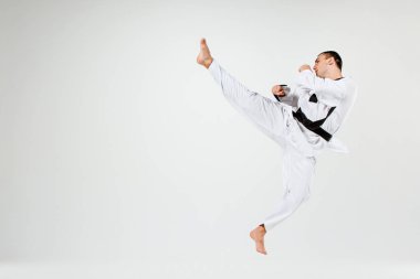 Siyah kuşak karate adamla